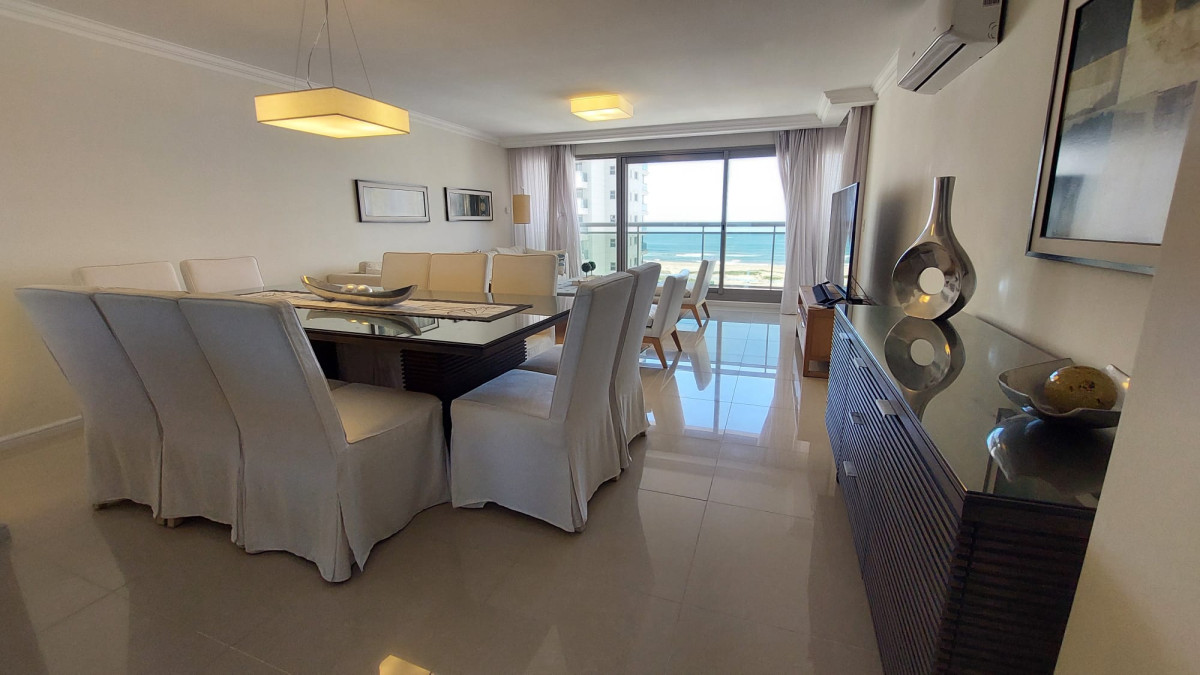 Apartamento de tres dormitorios en suite, sobre playa Brava