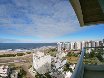 Vendo Apartamento tres dormitorios y cuatro baños, amplia terraza con vista a la Playa Brava, inmejorables amenities y ubicación.