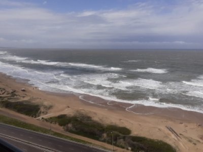 Vendo Apartamento de 3 dormitorios y servicios en Edificio ubicado en primera fila a Playa Brava. 