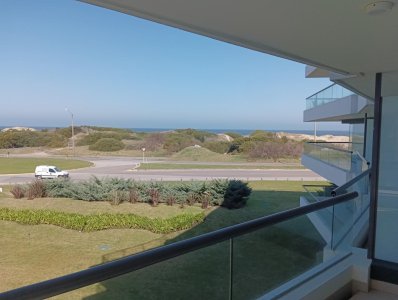Apartamento de tres dormitorios, en una de las mejores zonas de Punta del Este.