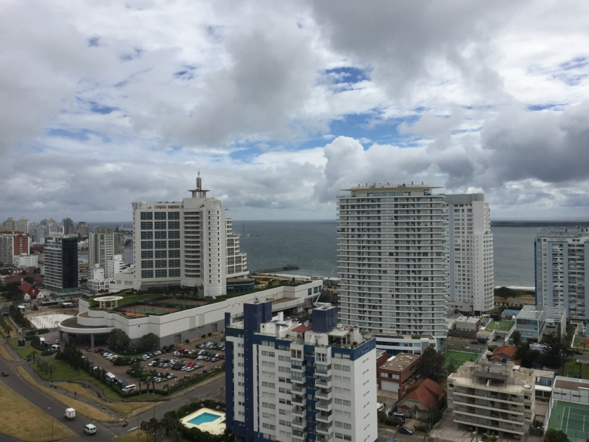 Unidad disponible para la venta y alquiler temporal, Playa Mansa, Punta del Este, Uruguay.