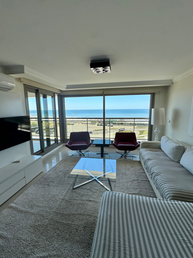 Apartamento de tres dormitorios en primera fila Playa Brava, Edificio Torre Imperiale.