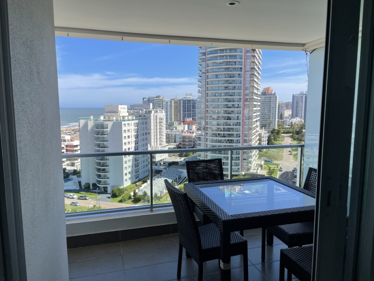 Apartamento en Playa Brava de dos dormitorios disponible para alquiler por temporada.