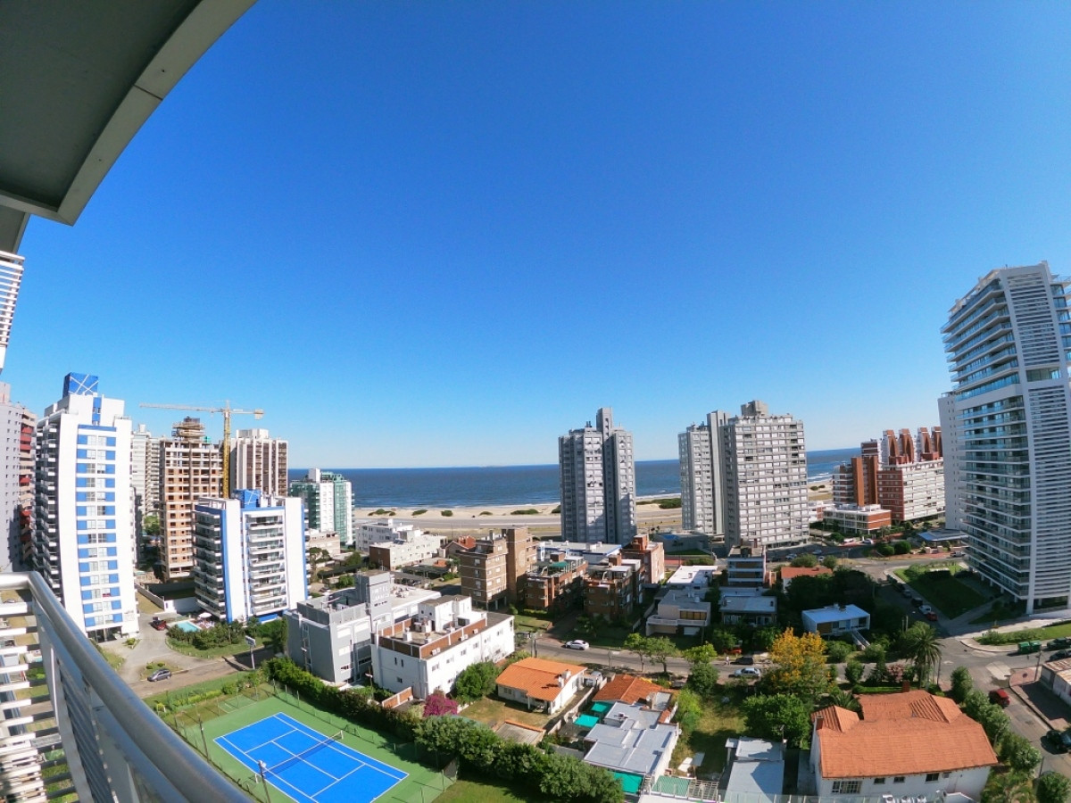 Alquilo por temporada apartamento de dos dormitorios con parrillero en edificio de categoria.