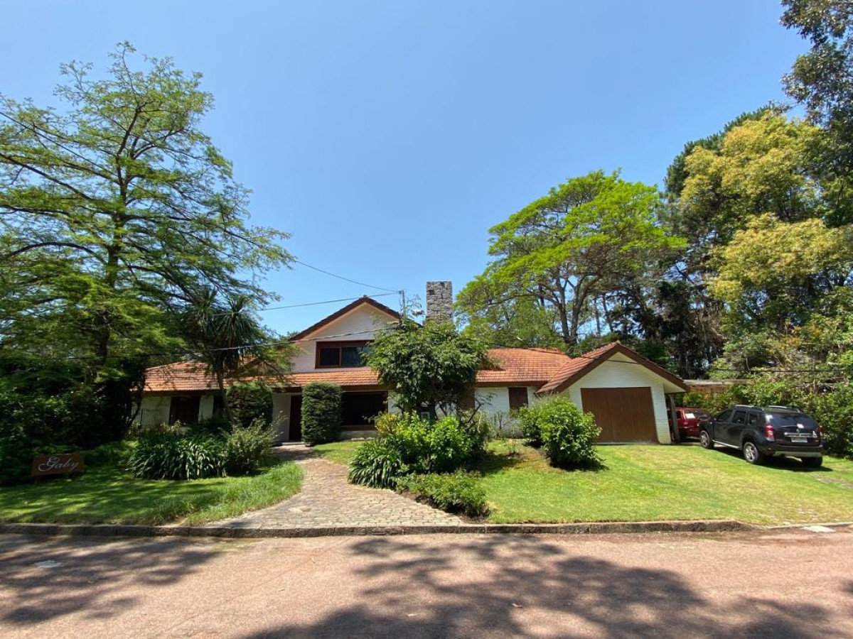 Hermosa casa construida en sistema tradicional, zona residencial de Punta del Este cercana a colegios, Shopping, Playa.