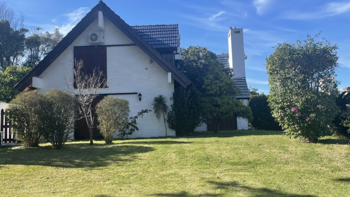 Casa de cuatro dormitorios, cinco baños, parrillero, piscina, 