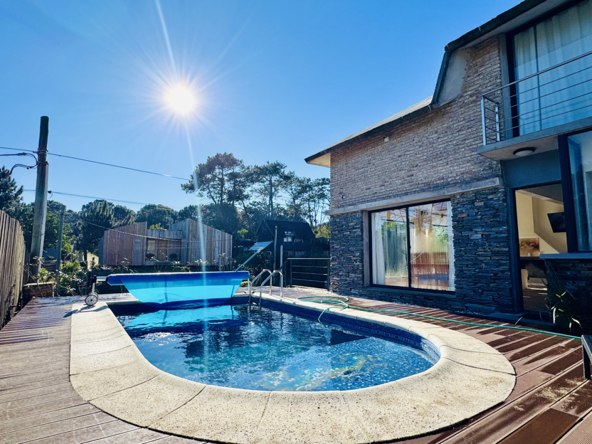 Imagen de Manantiales | Residencia Moderna a Pasos de Bikini con Piscina Climatizada y Barbacoa