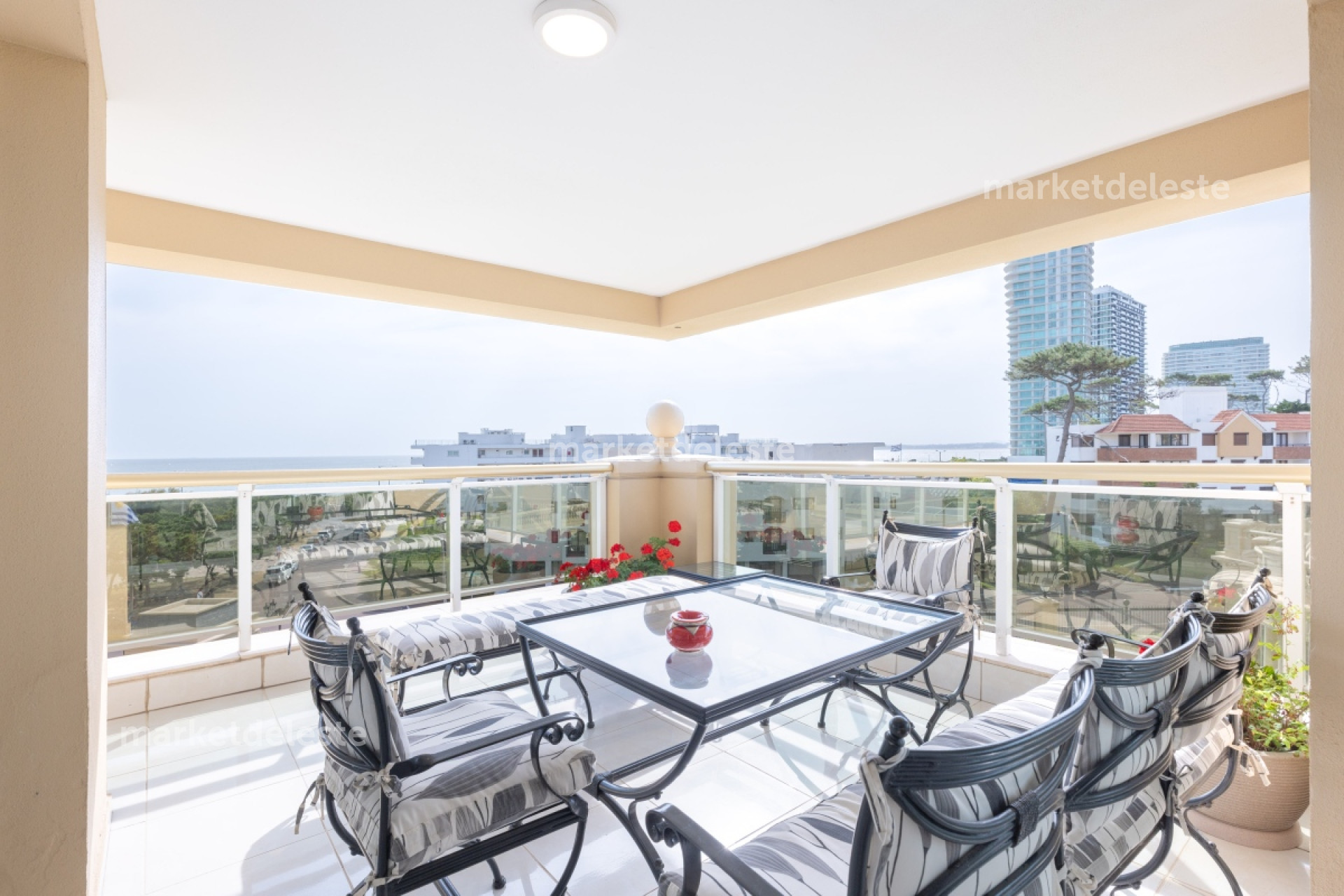 LE JARDIN ESUQINERO 01