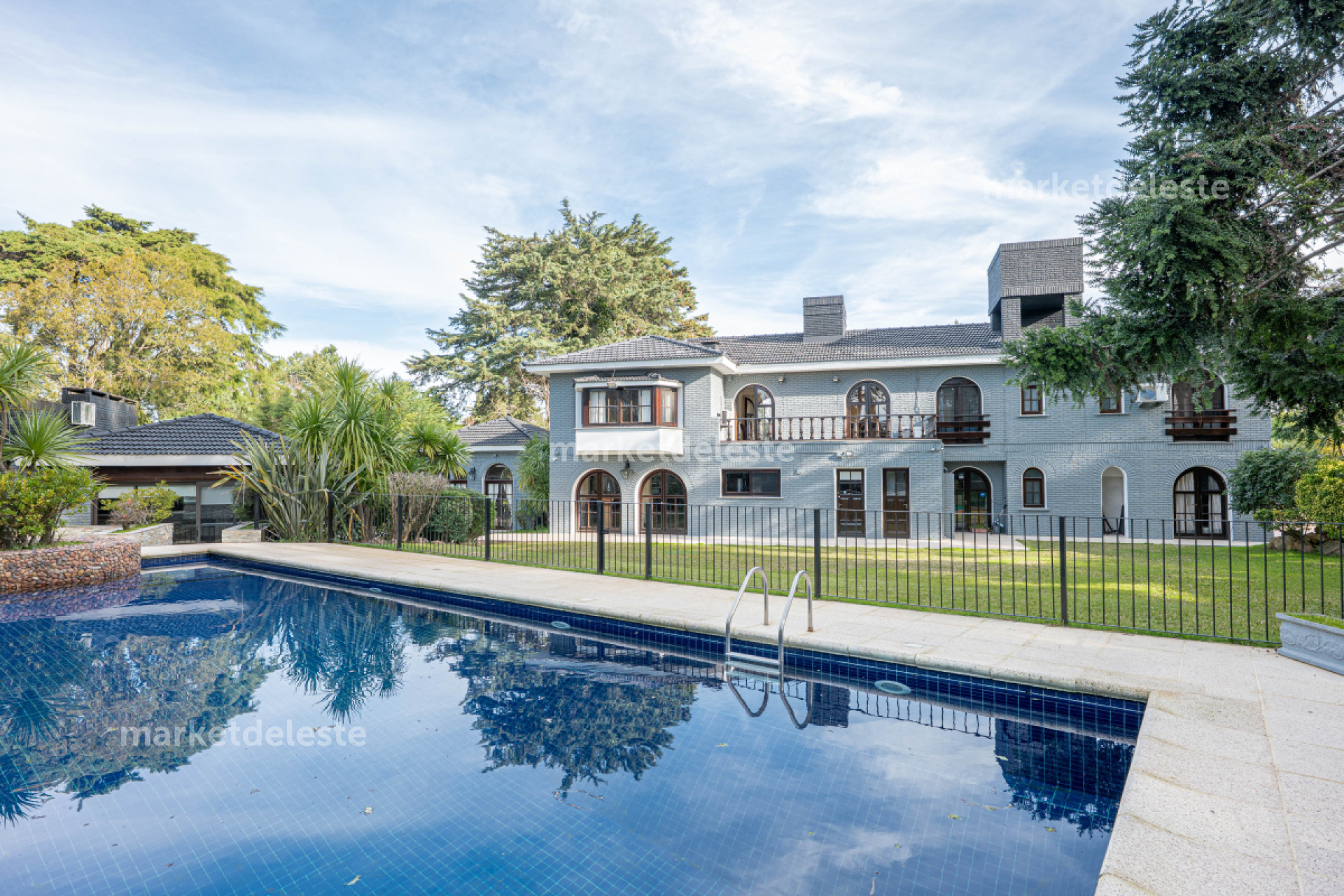 IMPONENTE CASA EN ZONA DE COLEGIOS