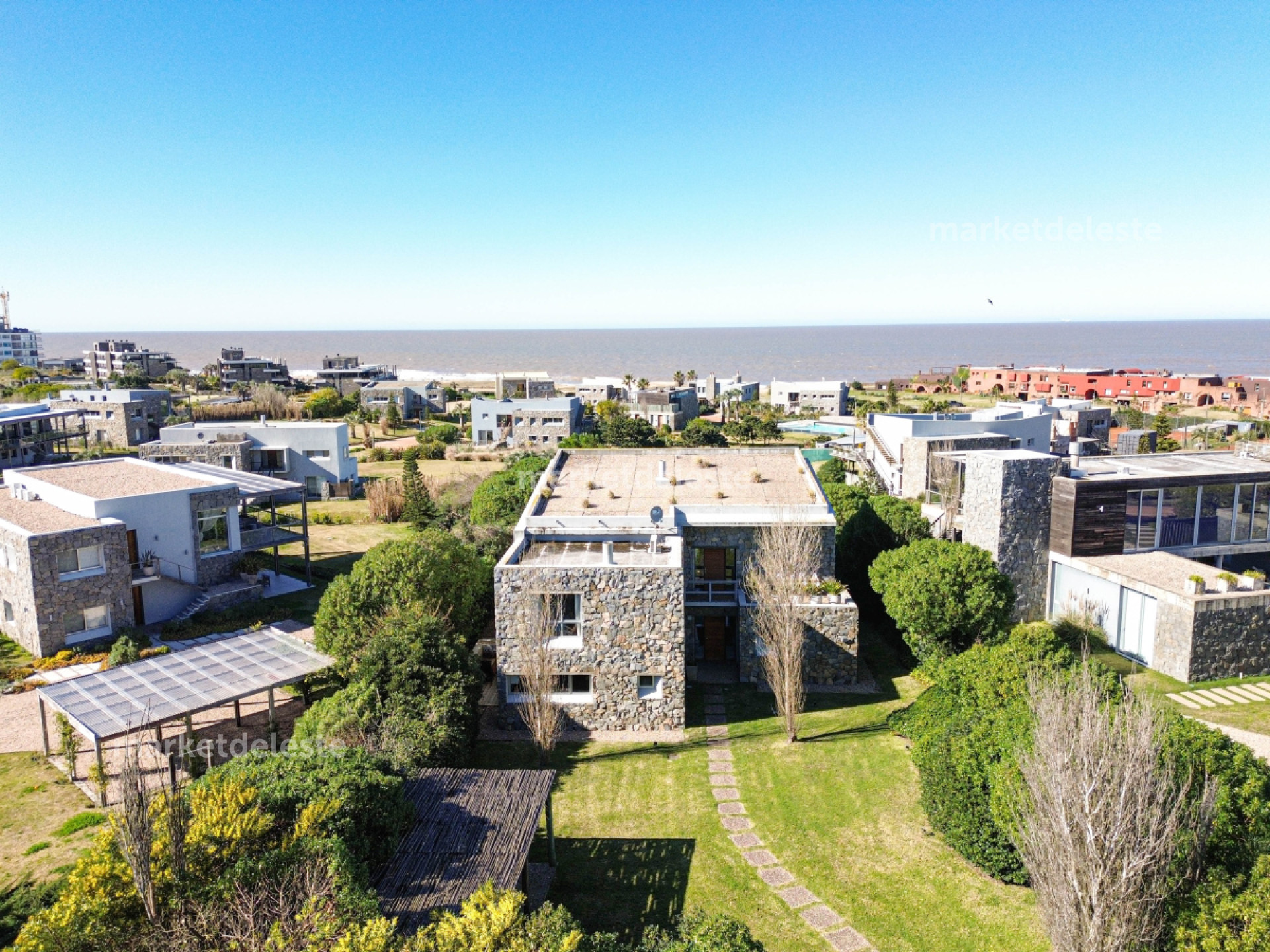 4 SUITES EN MANANTIALES - BARRIO PRIVADO