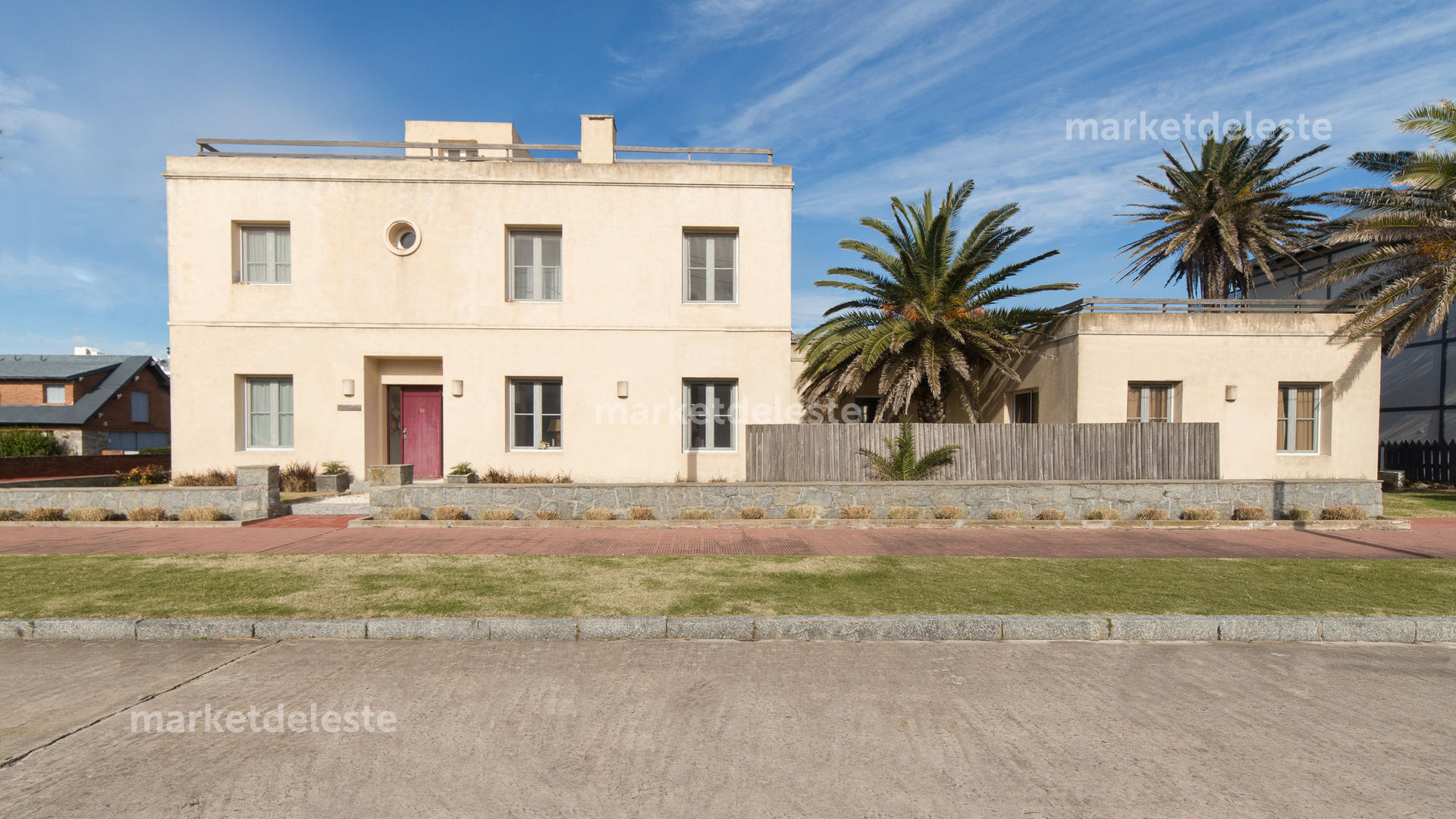 CASA EN LA PENINSULA