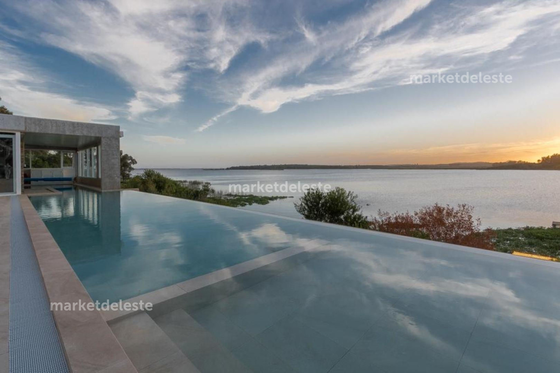 CASA SOBRE LAGUNA DEL SAUCE