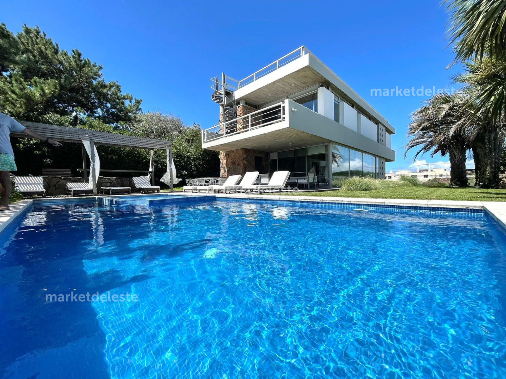 CASA MINIMALISTA TIO TOM