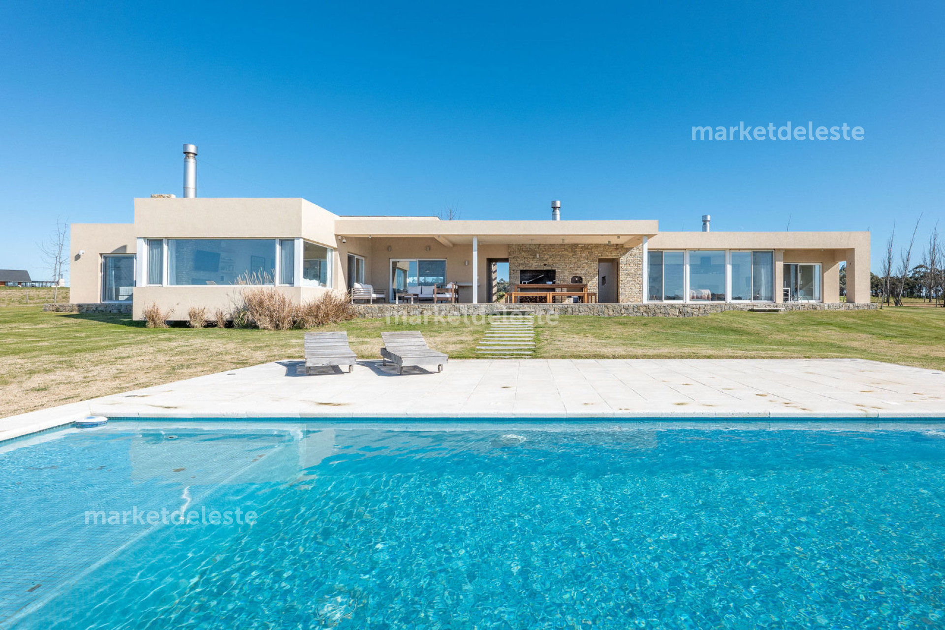 CASA EN LAGUNA DE LOS CISNES