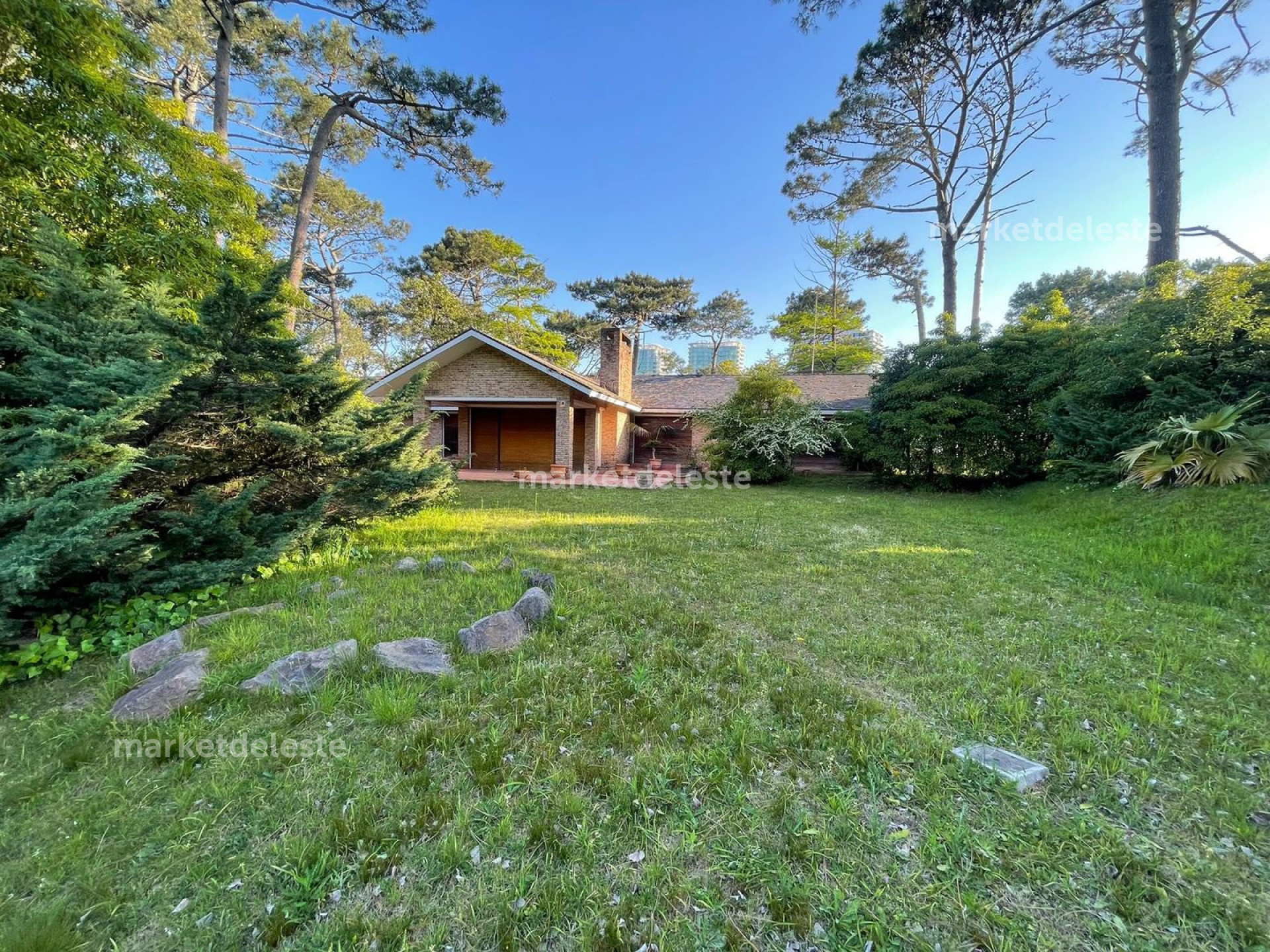 CASA EN PLAYA MANSA - Arq Raul H Clerc