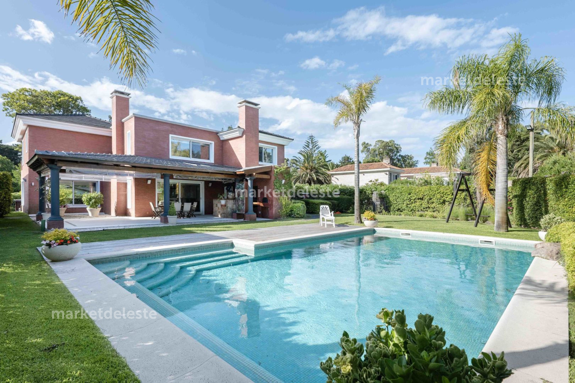 CASA EN PLAYA MANSA - MODERNA
