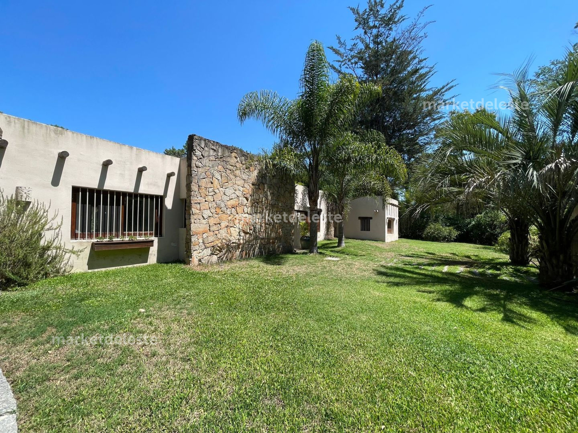 CASA EN BARRIO LUGANO