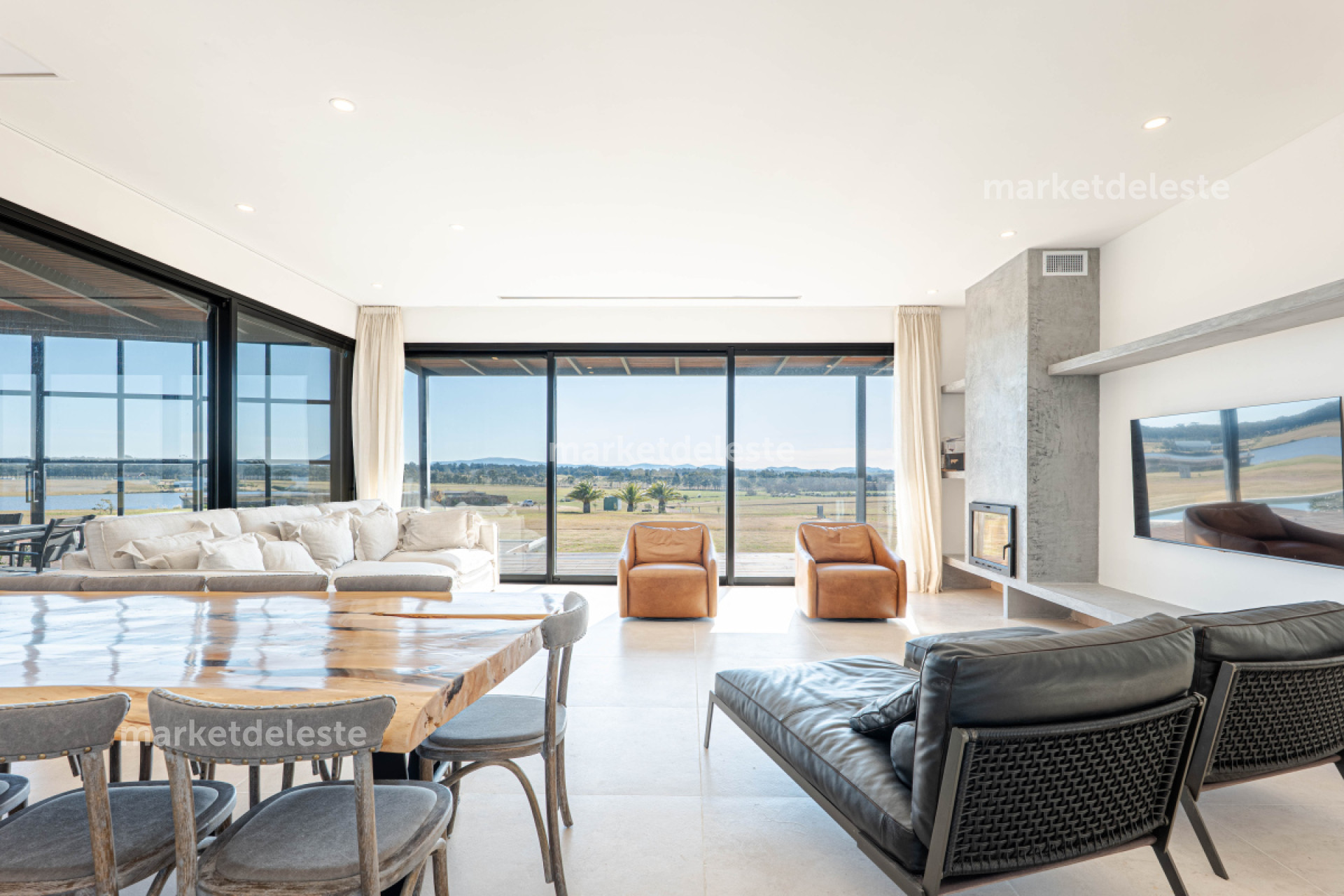 CASA EN LAGUNA DE LOS CISNES - MODERNA