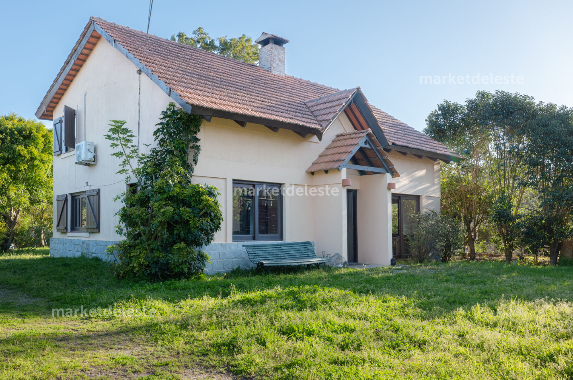 CASA DE 3 DORM - EN BARRIO LUGANO
