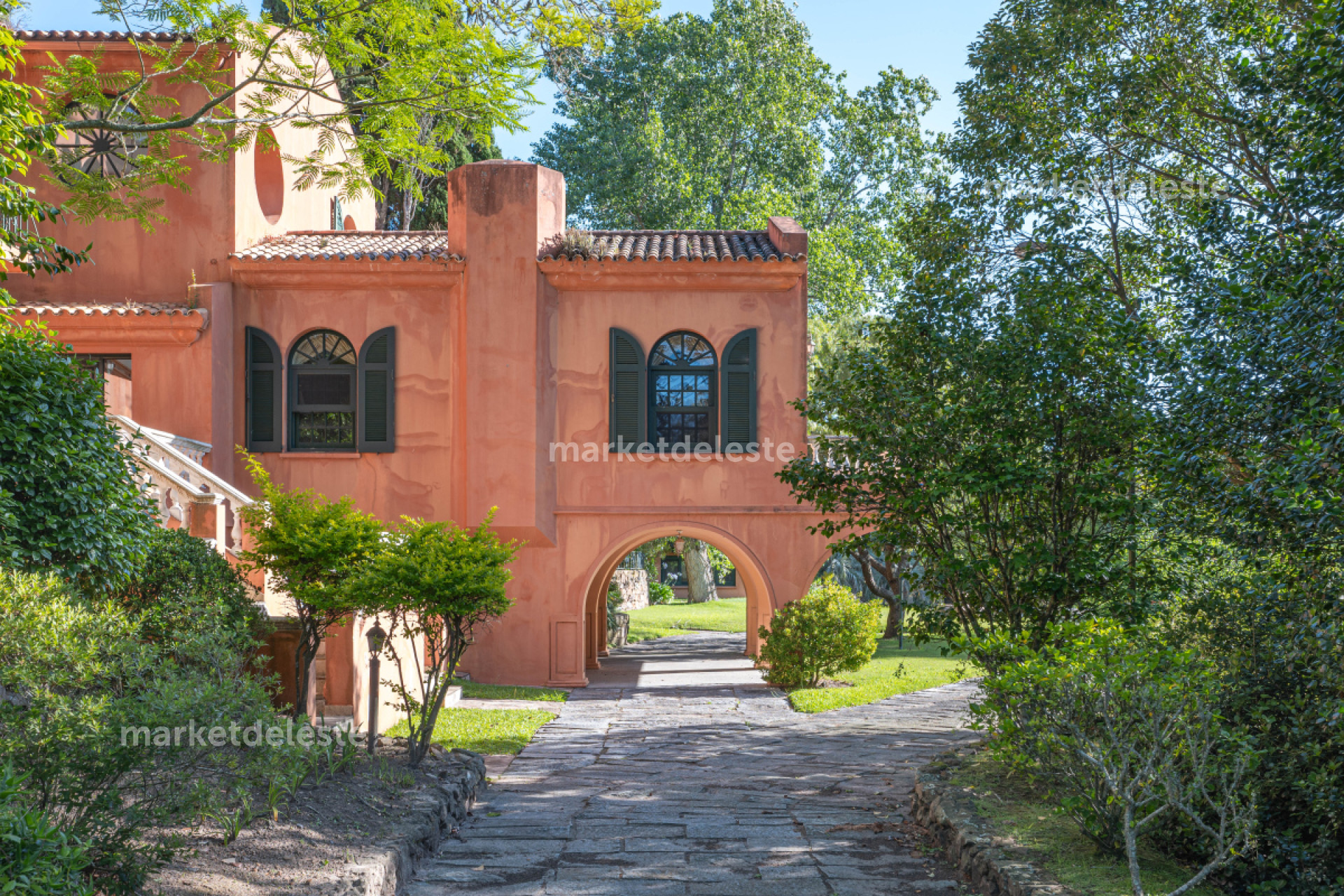 PUNTA BALLENA - UN CASTILLO