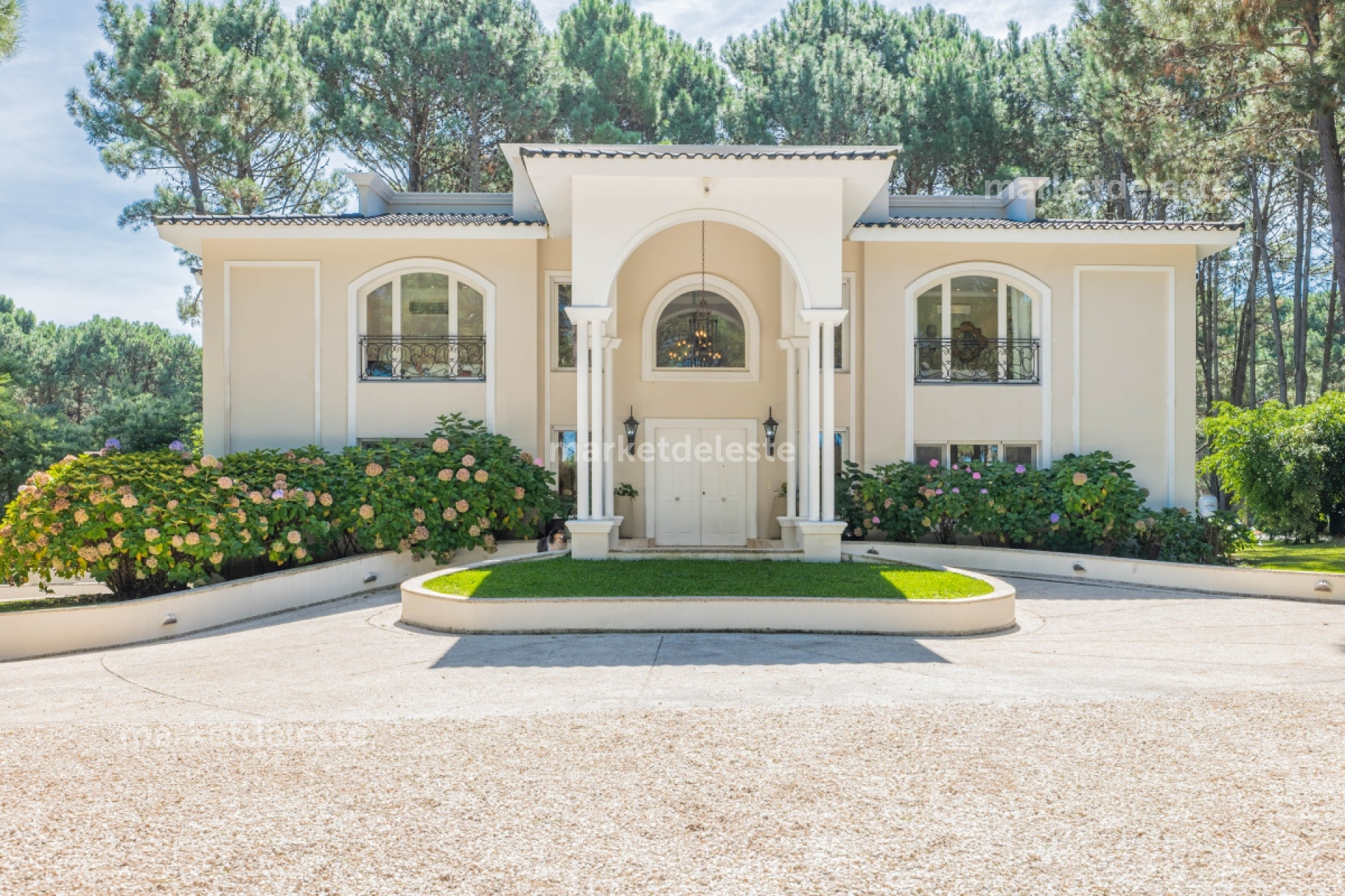 MEGA CASA EN CLUB DEL LAGO