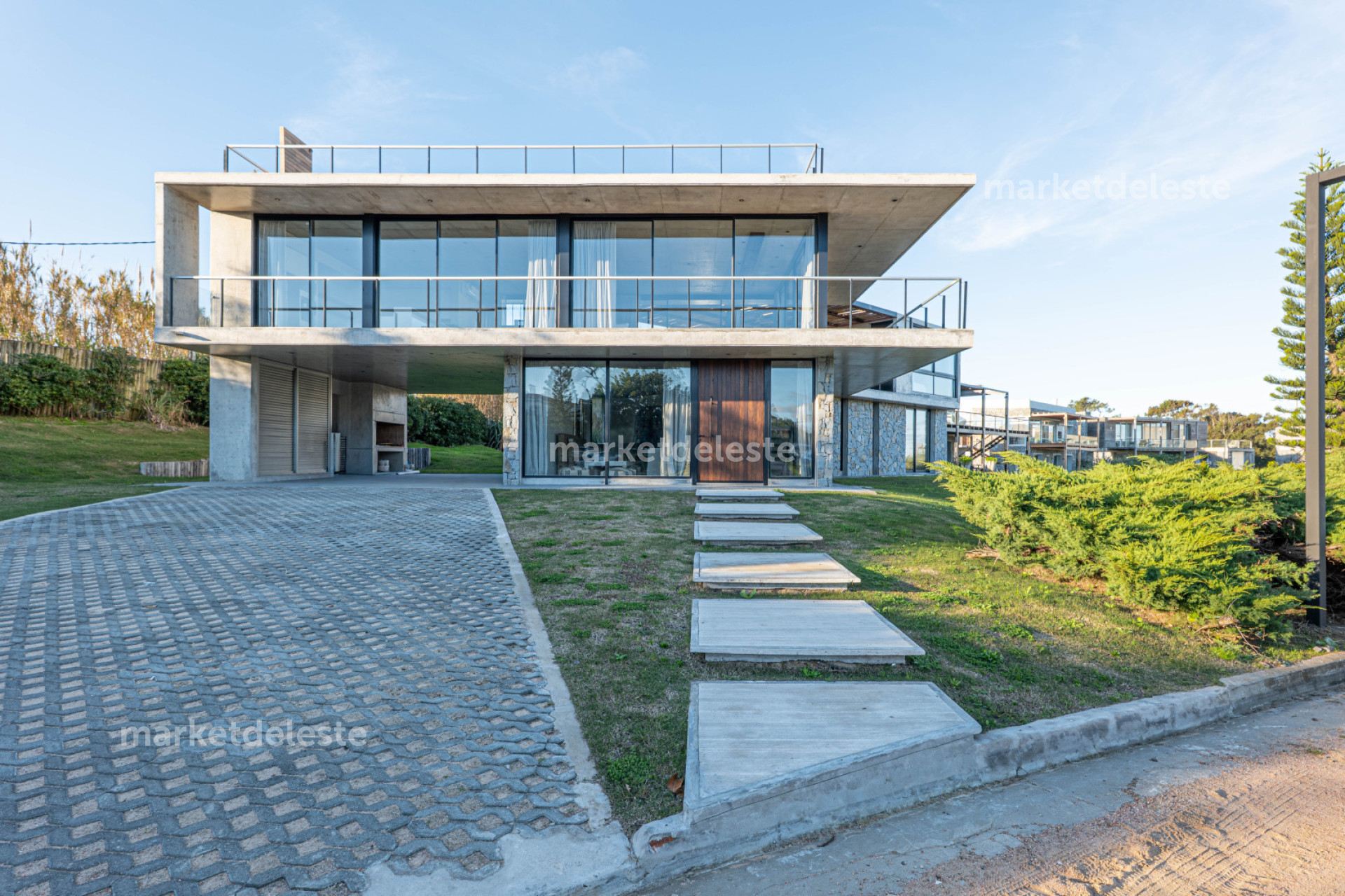 CASA EN VENTA MANANTIALES