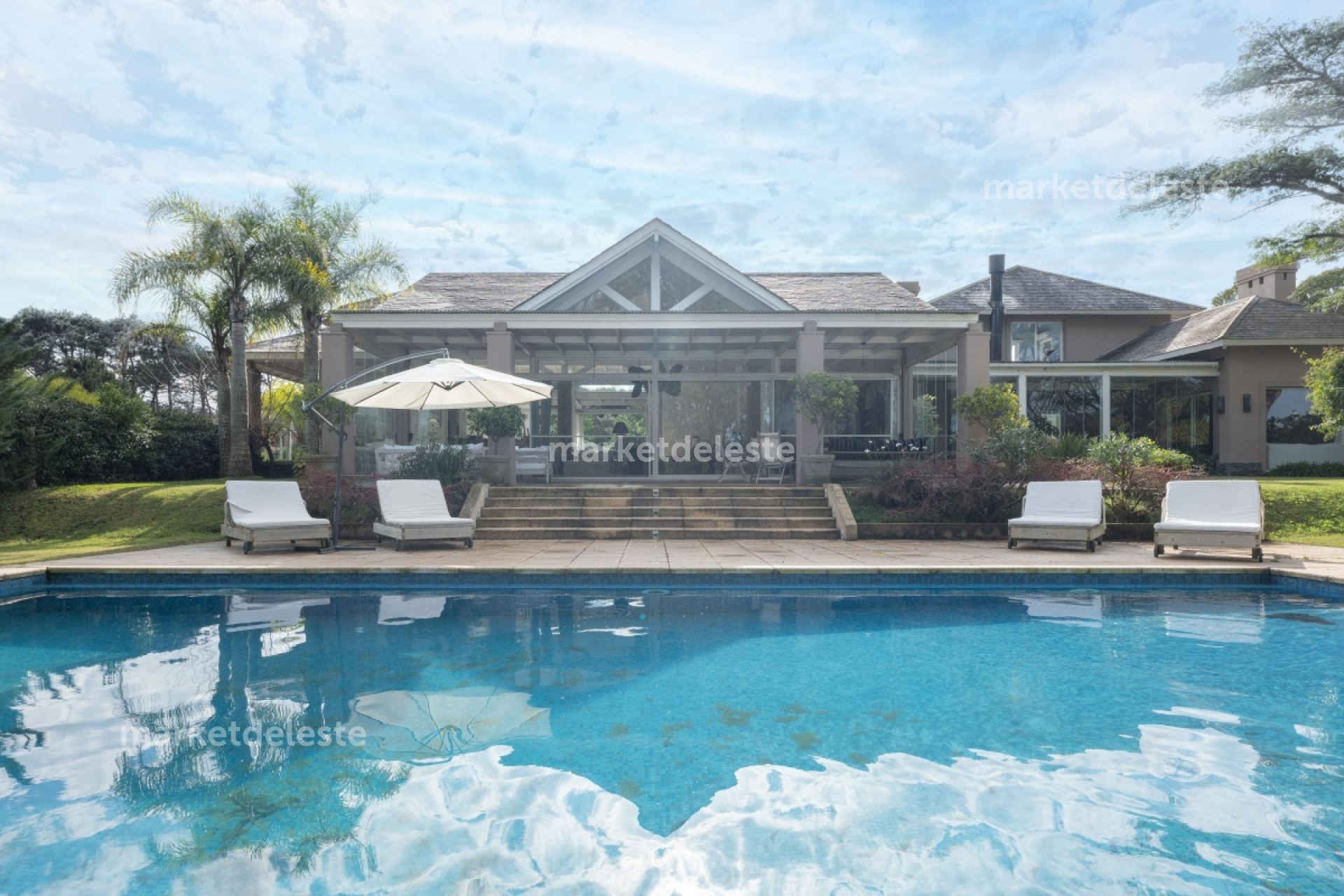 MEGA CASA EN LA BARRA