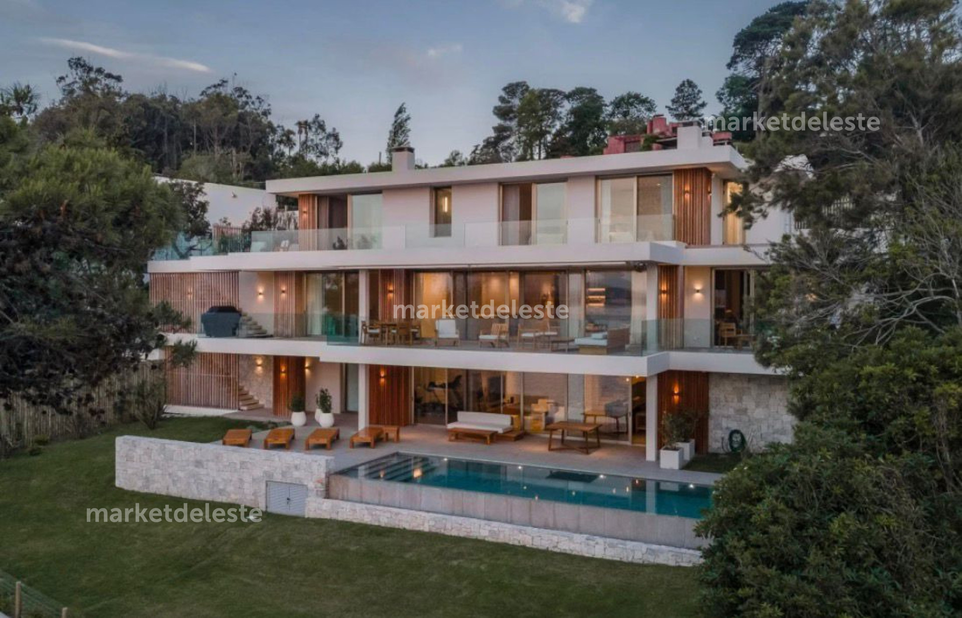 CASA MINIMALISTA EN PUNTA BALLENA