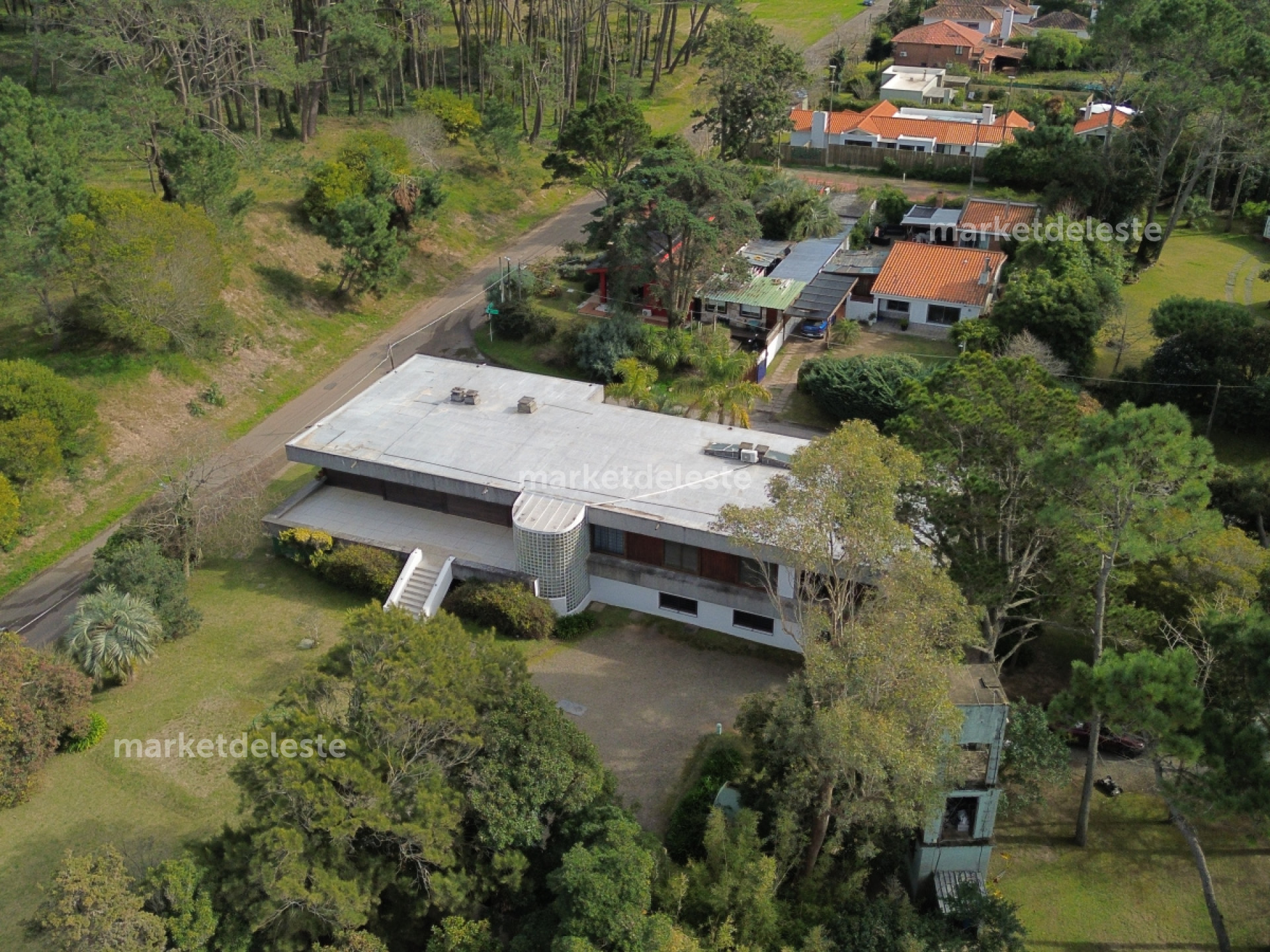 CASA MINIMALISTA DE LOS 70 - SAN RAFAEL
