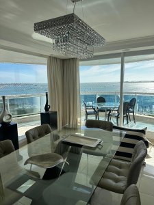 Lujoso apartamento en venta en Millenium Tower de Punta del Este frente al mar.