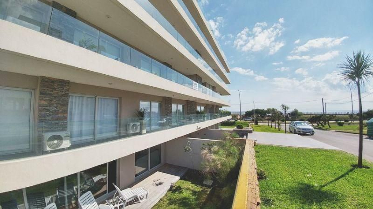 Apartamento en venta y alquiler temporario Playa Mansa 3 dormitorios