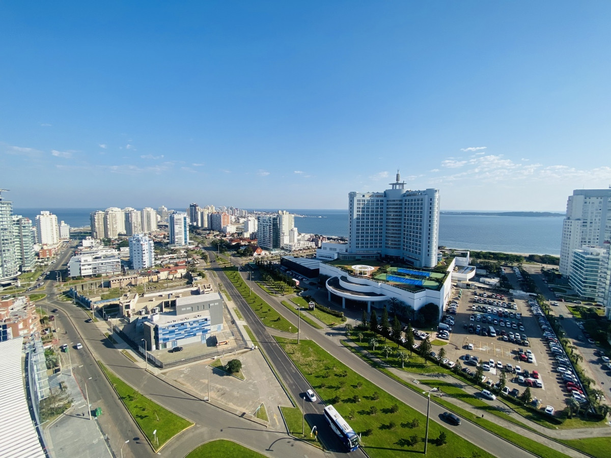 Hermoso apartamento de 3 dormitorios mas dependencia de servicio en venta