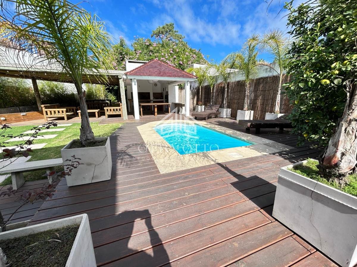Venta casa siete dormitorios Punta del Este playa Mansa parrillero y piscina