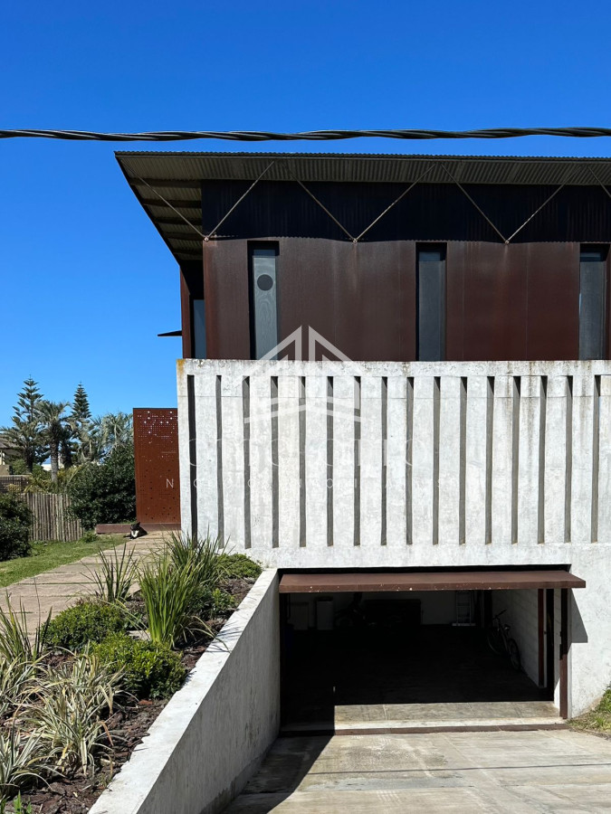 Increíble casa en Punta Piedras a metros del mar con 5 dormitorios imagen 4