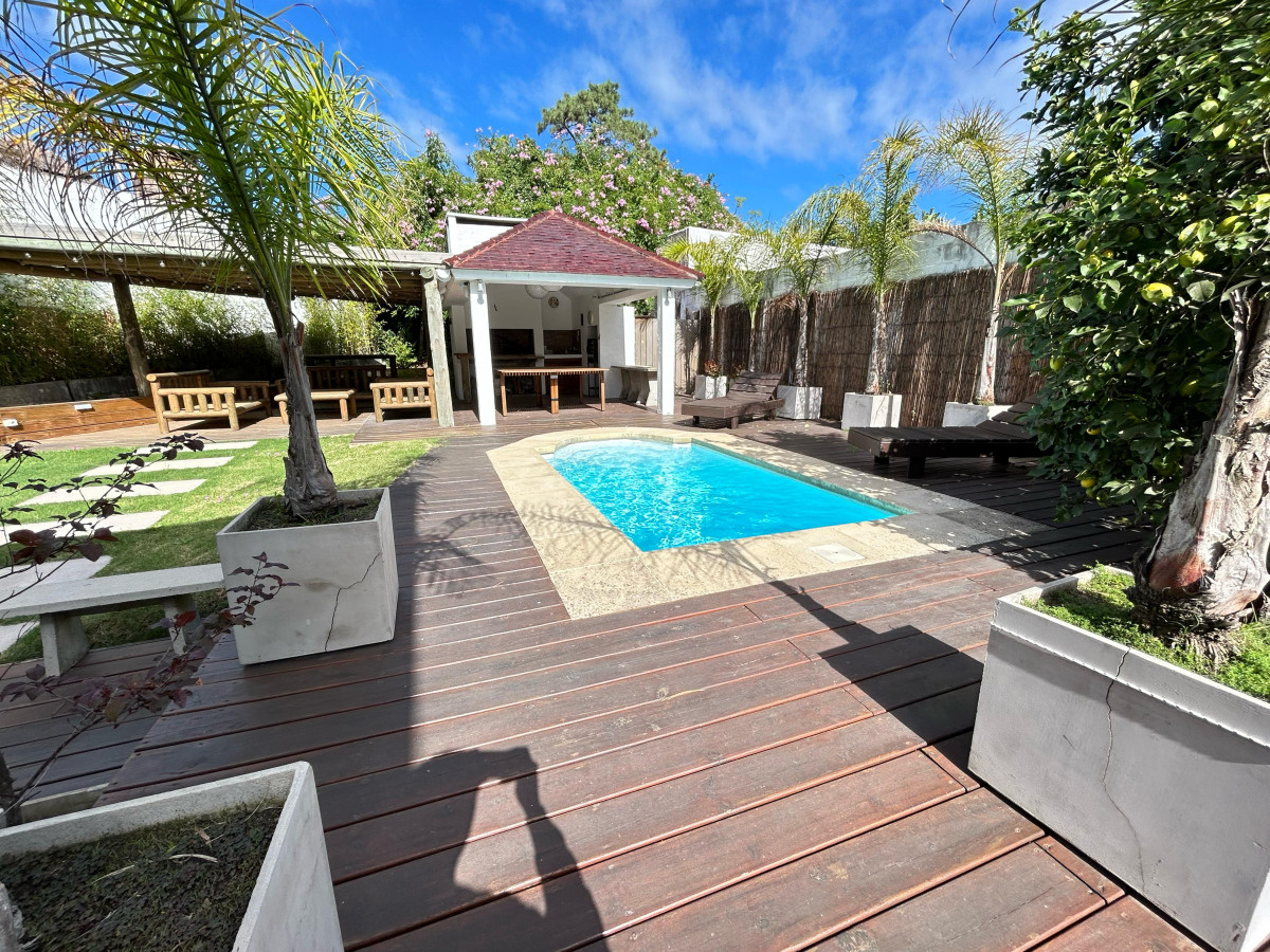 Venta casa siete dormitorios Punta del Este playa Mansa parrillero y piscina