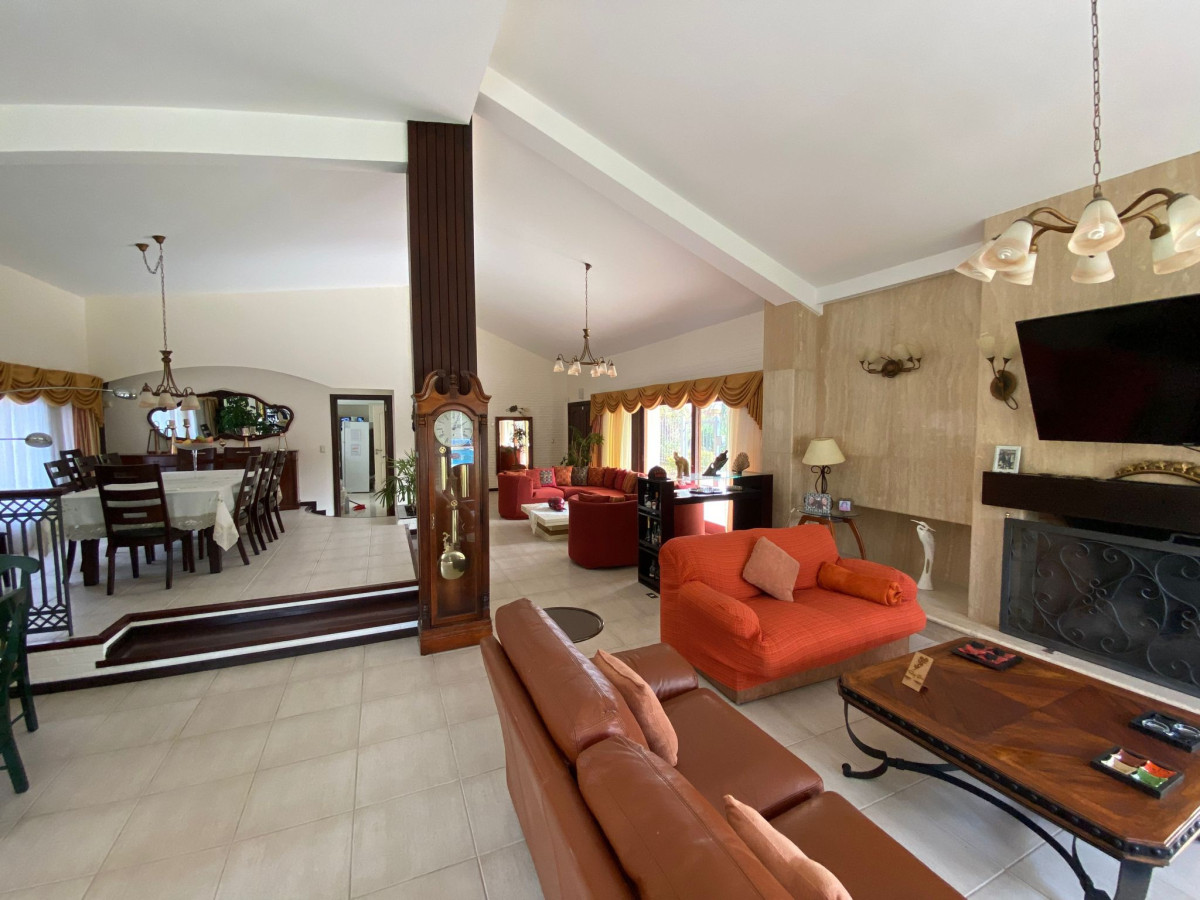 Casa en venta Lugano 5 dormitorios
