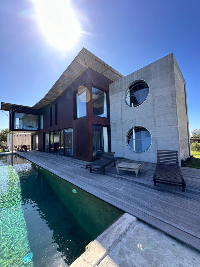 Increíble casa en Punta Piedras a metros del mar con 5 dormitorios