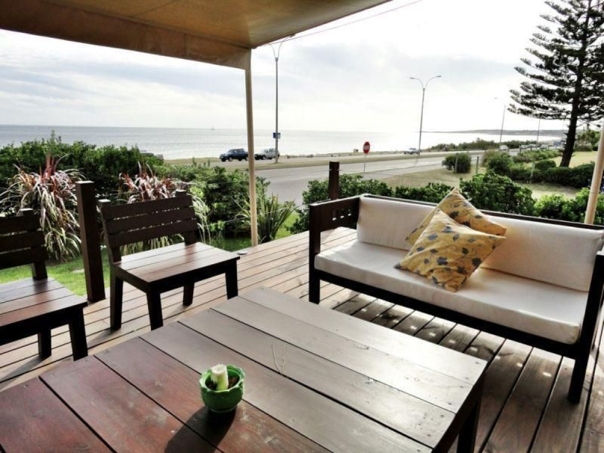 Casa en venta y alquiler temporario Playa Mansa primera fila 4 dormitorios