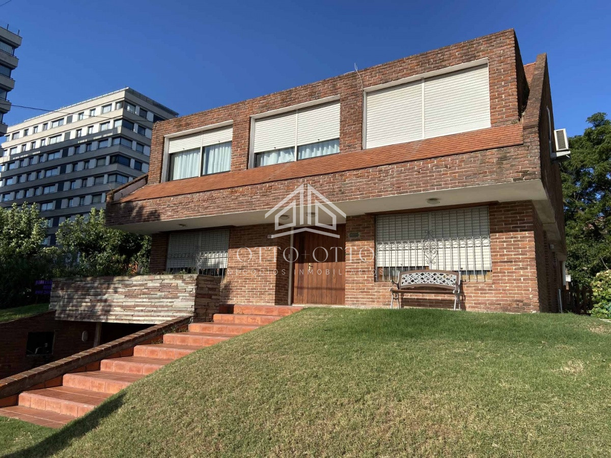 Casa con terreno apto PH, en venta Punta del Este