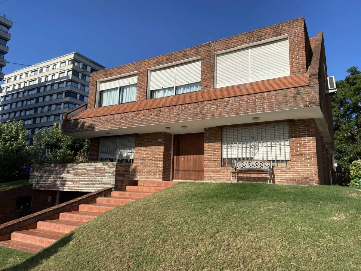 Casa con terreno apto PH, en venta Punta del Este