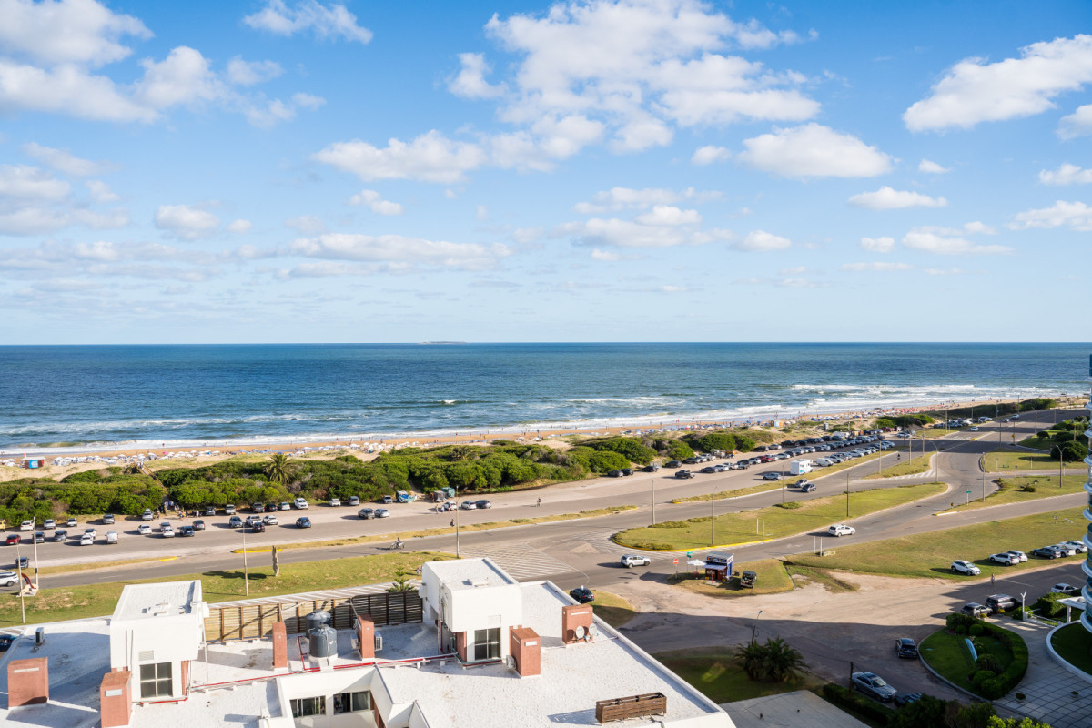 Apartamento de tres dormitorios mas servicio en venta con balcón y garage