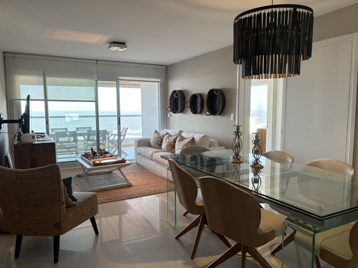 Departamento en venta de tres dormitorios en Icon Brava con terraza y garage