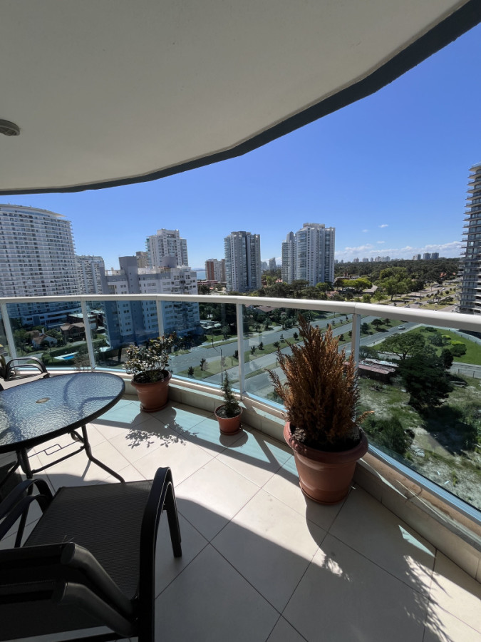 Apartamento dos dormitorios en venta con balcón y garage en Casino Tower