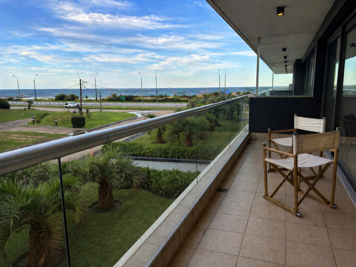 Apartamento de dos dormitorios en venta en la Brava con balcón, parrillero y garage