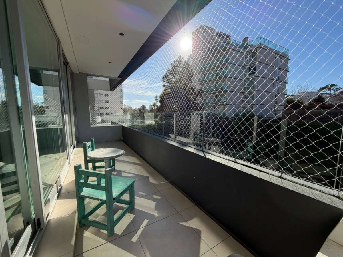 Apartamento en Playa Mansa de 3 dormitorios 