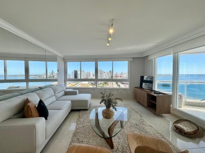 Apartamento en Venta de Tres Dormitorios y servicio en Playa Mansa