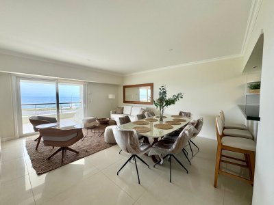 PentHouse en venta de tres dormitorios en Playa Mansa