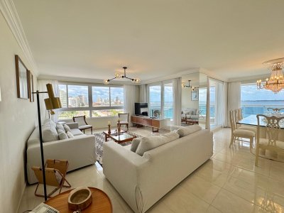 Apartamento en venta de tres suites y servicio en playa mansa