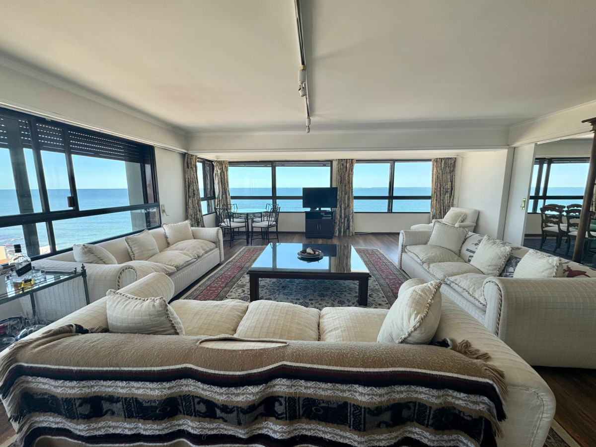 Espectacular departamento en Venta de Cuatro Dormitorios y Dependencia 