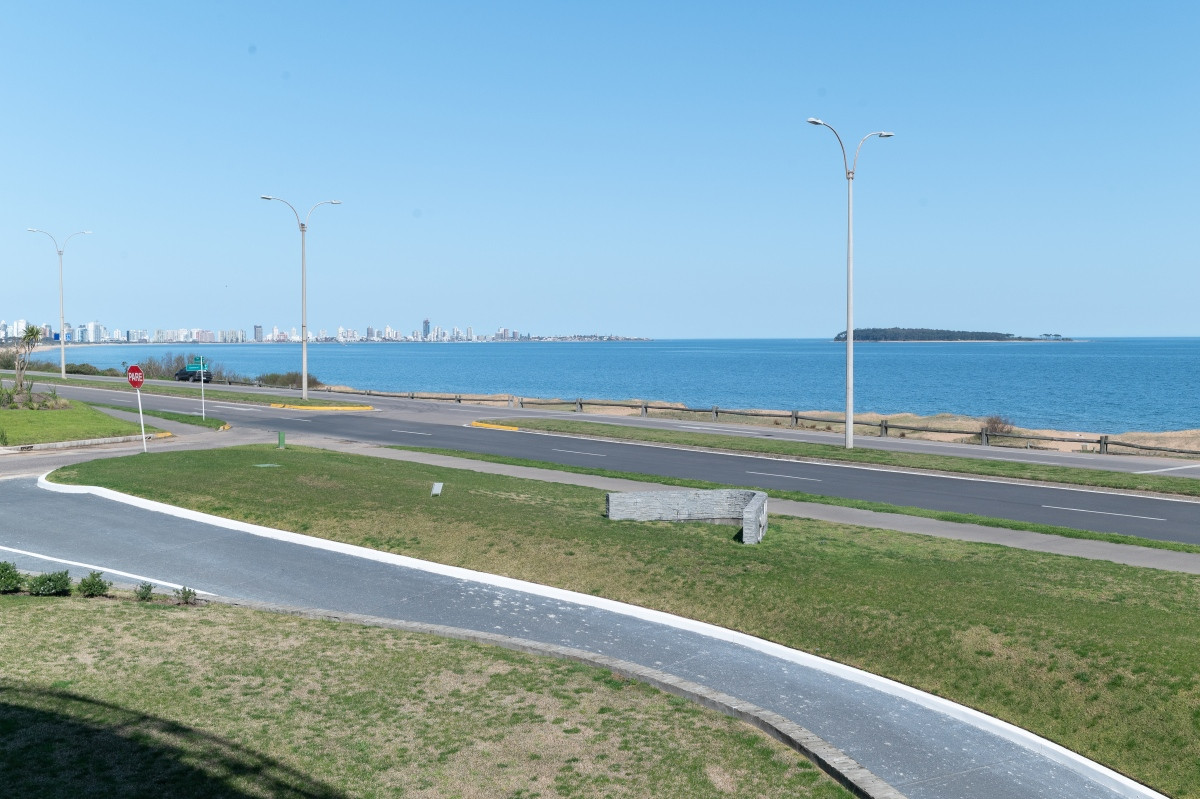 Venta apartamento 3 dormitorios mas servicio en playa mansa con vista al mar